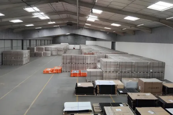 Entrepôt stockant des PV pour SYNAPSUN  