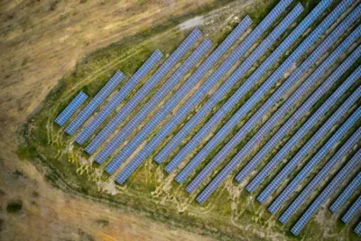 Vue aérienne centrale solaire en Indre et Loire qui s'étend sur 44 hectares