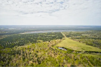 Centrale solaire entourée de champ dont les chateaux de Villandry et Langeais sont situés à proximité