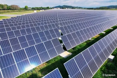 Centrale au sol avec rangée de PV 