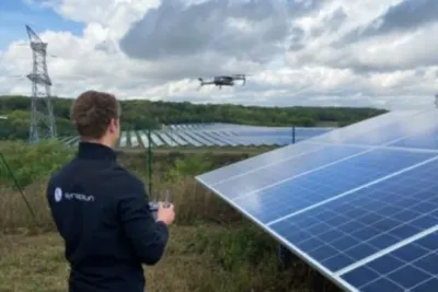 Découvrez la centrale photovoltaïque des Gabots en Ile-de-France vue par drone : 44 000 modules bas carbone, paysage naturel et industriel en immersion unique.