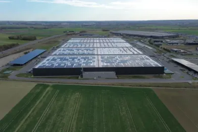 Vue aérienne du de l’installation en toiture et en ombrières à Amiens Saint-Sauveur avec 26 000 modules installés