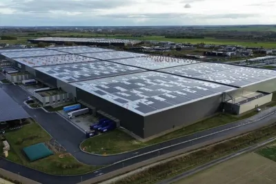 Parc solaire produisant 12,1 MW sur la toiture et 1,8 MW sur les ombrières