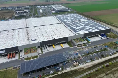 Installation en cours de modules photovoltaïques sur l’entrepôt logistique d’IDEX et ESR Group.