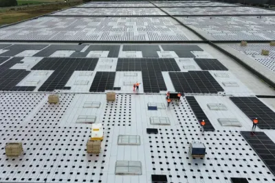 Zoom sur une installation de toiture photovoltaïque réalisée par des ouvriers