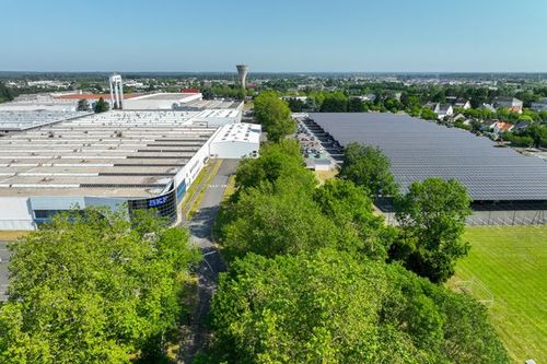 SKF vu des ombrières et batiment