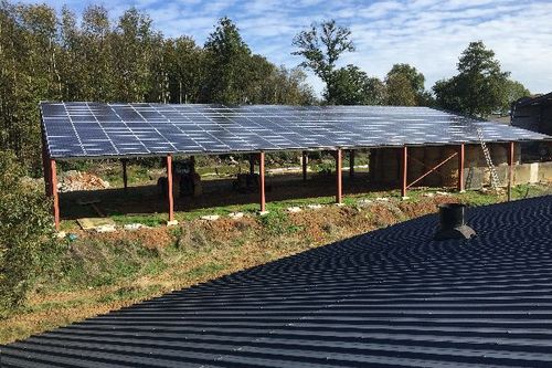 Vu de haut des panneaux photovoltaïques- 19 toitures